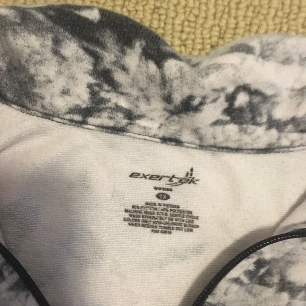 Marble pattern Quarter zip pullover - Picture 3 of 3